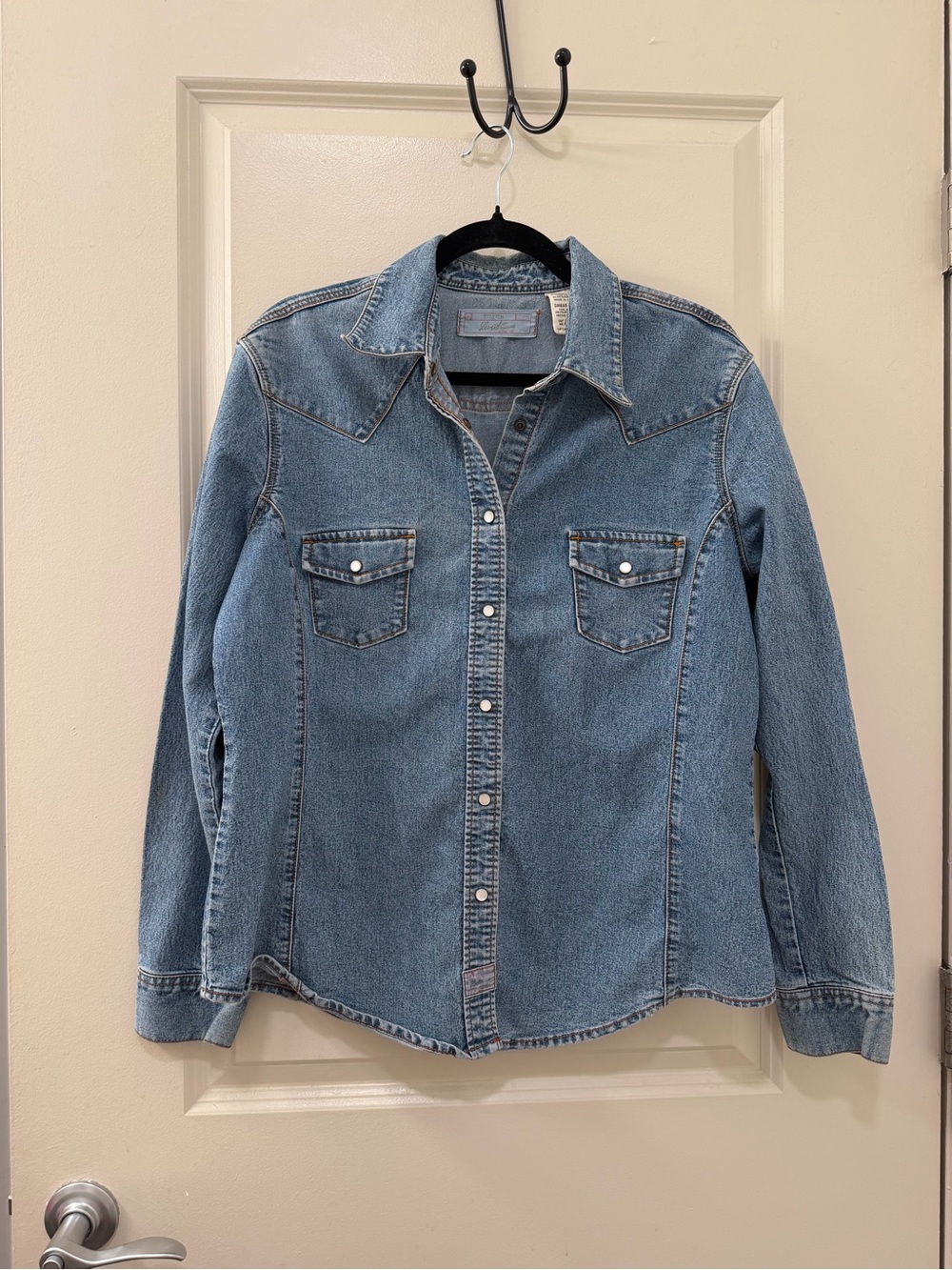 Vintage Levi’s Pearl Snap Button Up Denim Shirt Women’s Size M Western Cowgirl